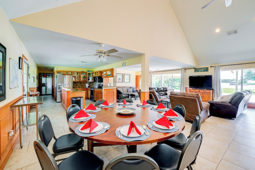 Sunrise Cove RC Llc: Lakefront Home w/ 2 Casitas!