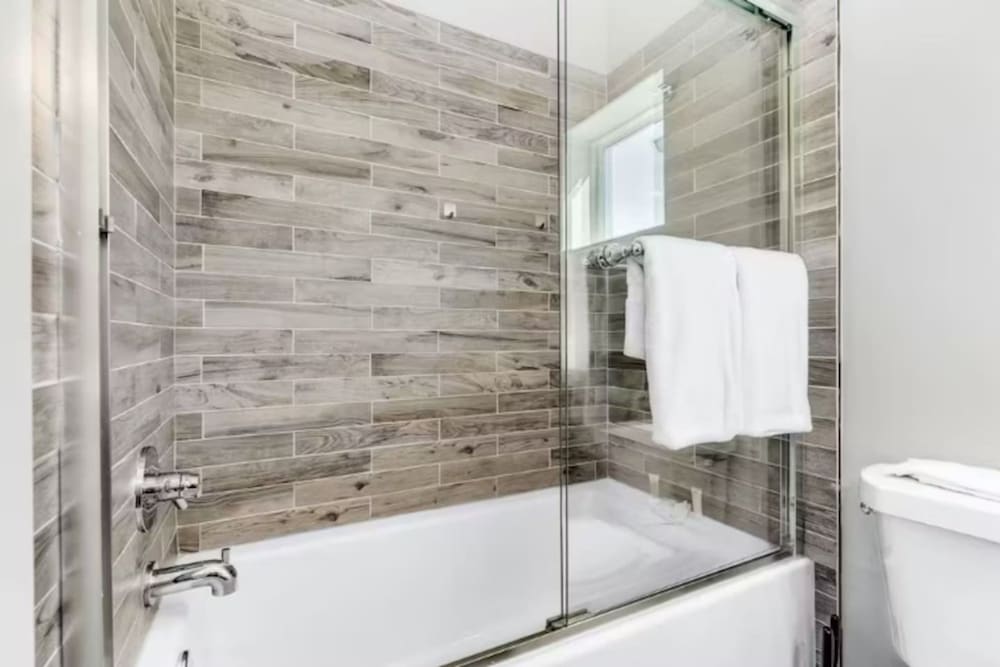 Stylish 3BR Townhome Near Downtown The Heights