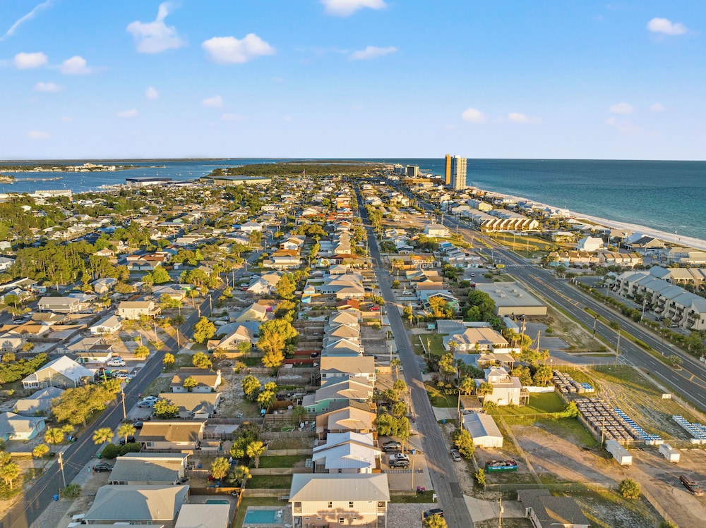 Just Beachy 3BR Dog-friendly Townhouse Near Beaches & Attractions!