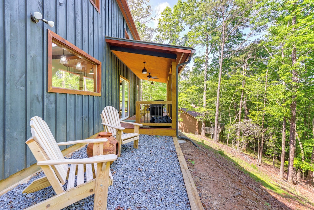 4 Mi to Dtwn Ellijay: Cabin w/ Pool & River Access