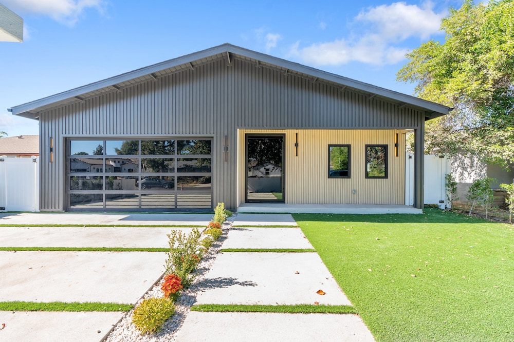Noble Modern - Urban Sanctuary in Sherman Oaks With Poolside and Patio