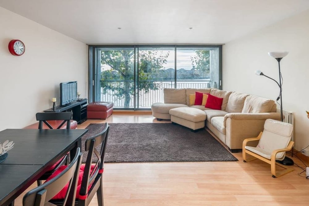 Bright 2 Bed 2 Bath apt Near Canary Wharf