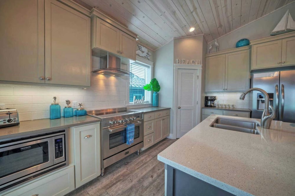 Sleeps 21, 2 Homes 2 Private Pools, Fire Pit, Swing Bar Walk to the Beach