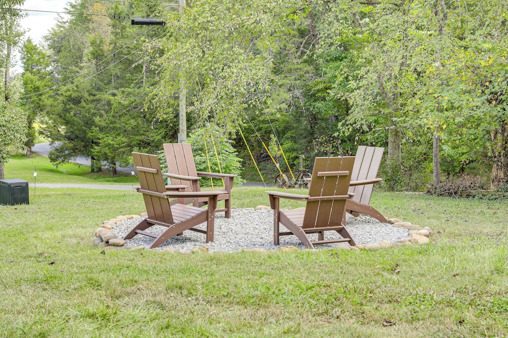Mins to Dollywood: Boujee Bear Cabin w/ Hot Tub!