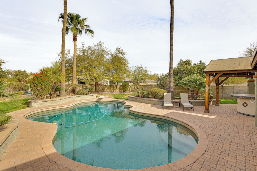 Horsey Hideaway: Ranch House in Cave Creek!