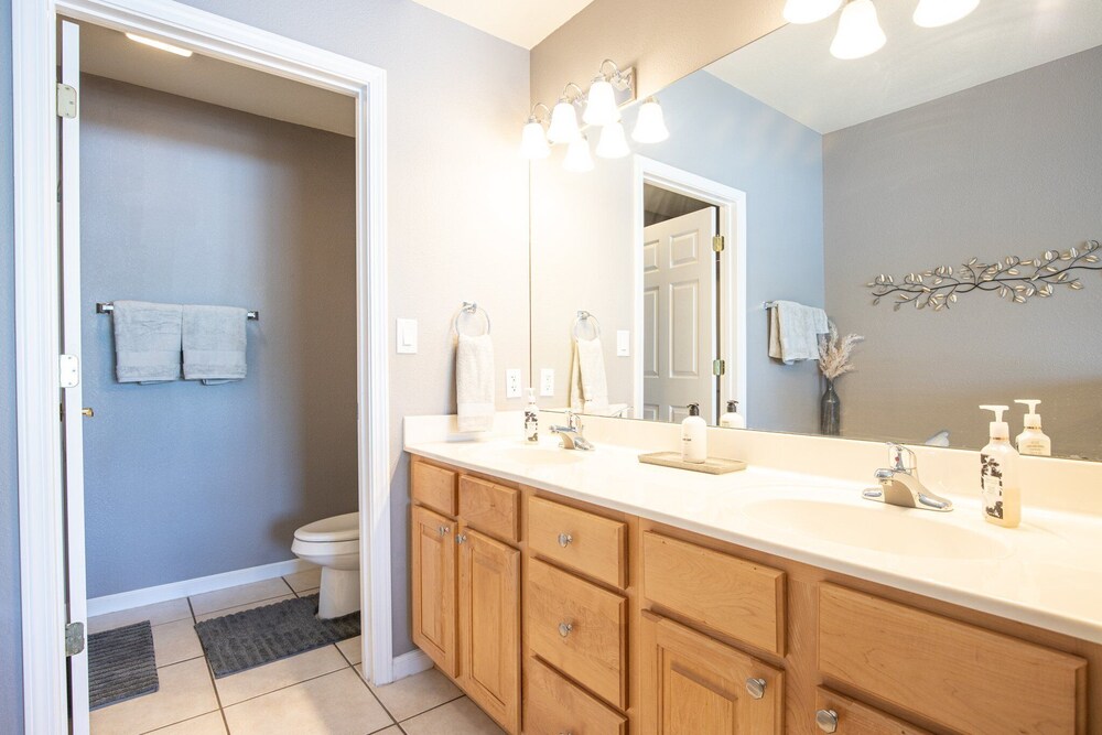 Experience Lakeside Living at Its Finest: Stunning Views and Prime Location!