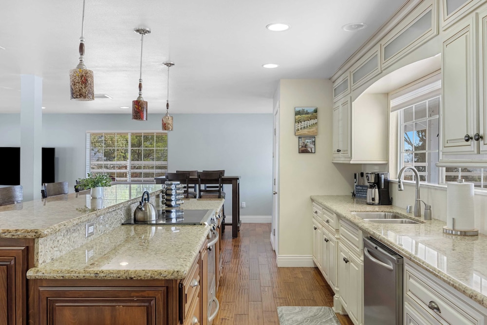 Wine Country Retreat Gorgeous Views, Minutes to Wineries
