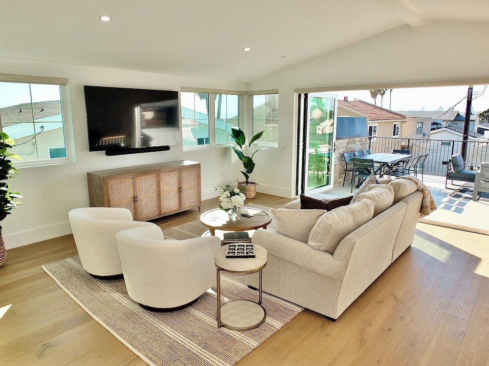 Beach Paradise Stunning 3-story in Long Beach!