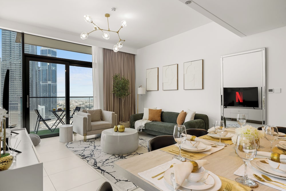 Delujo Stays – Burj Crown Collection