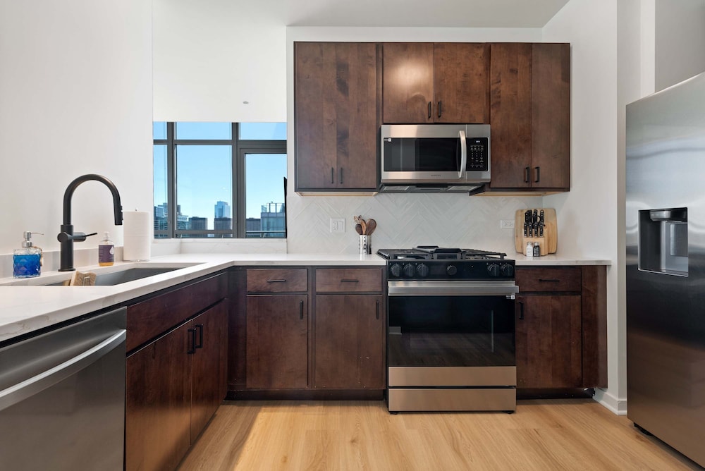 West Loop Grand Penthouse 3BR Best Views