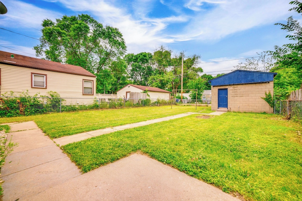 7 Mi to Historic Third Ward: Home in Lincoln Park!