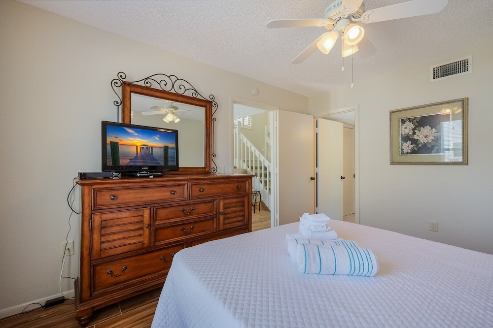 North Beach Paradise 3 Bedroom Townhouse by RedAwning view 2