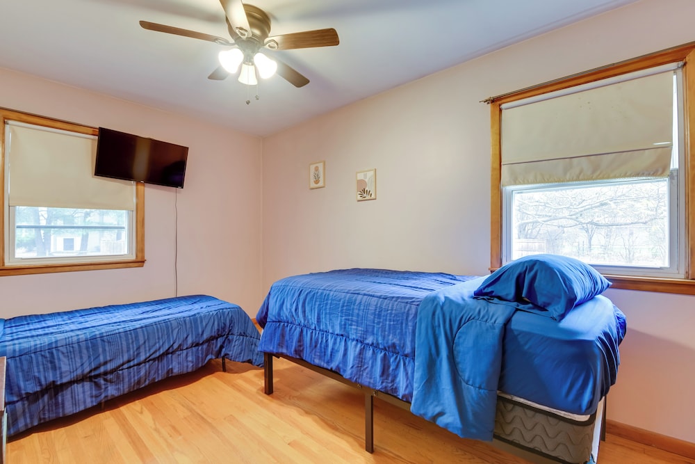 15 Mi to Cochran's Ski Area: Cozy Home w/ Yard!