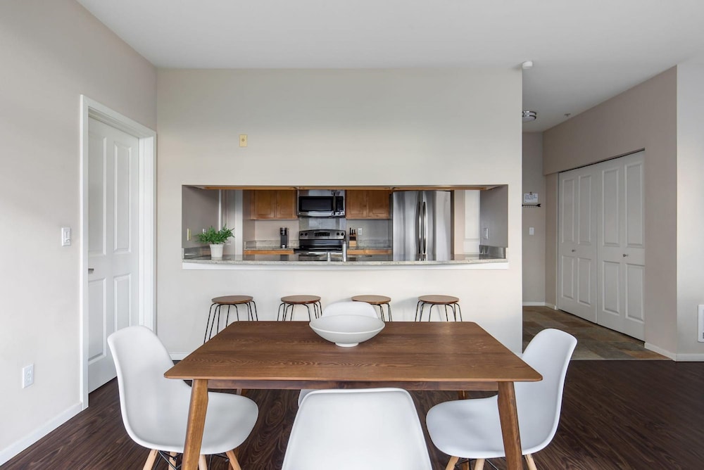 Bellevue Designer 1BD Plus Den 1BA Apartment view 4