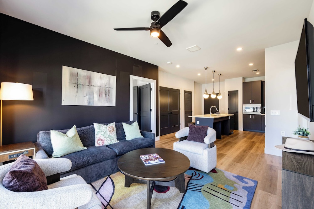 Sleeps 24 4 Modern Midtown Apartments w/ Gym + Pool Walkable to Shops & Eats