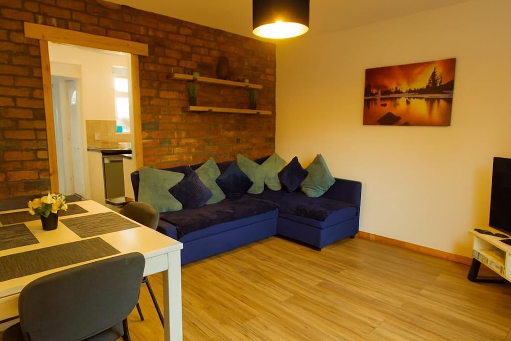 3 Bed House - Sleeps 7 - Garden - Parking - Wifi