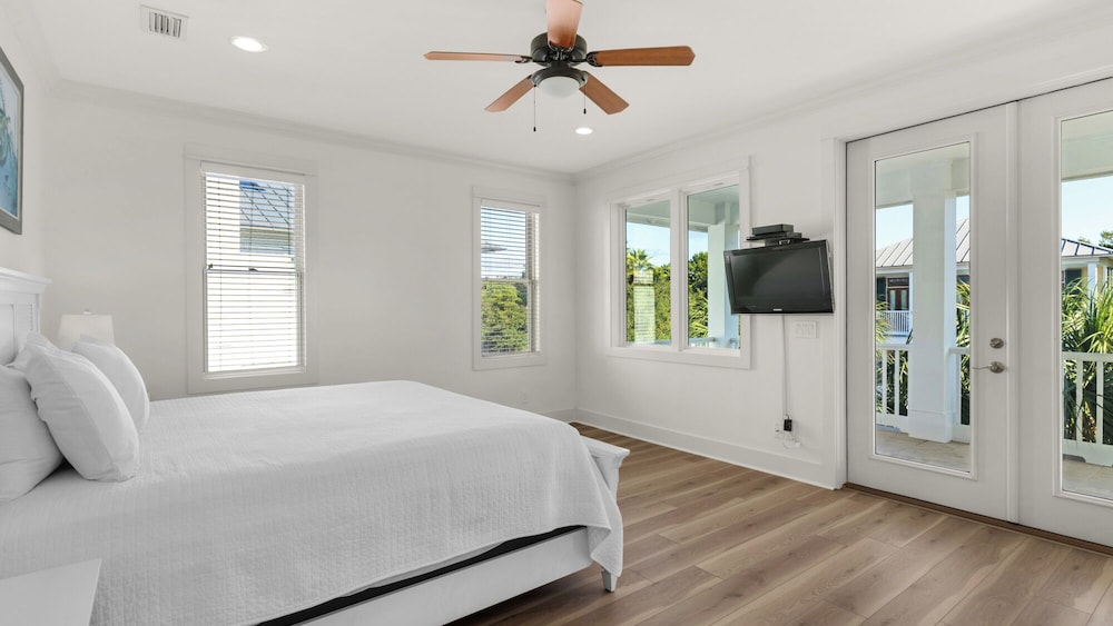 Lakefront Haven in Carillon Beach