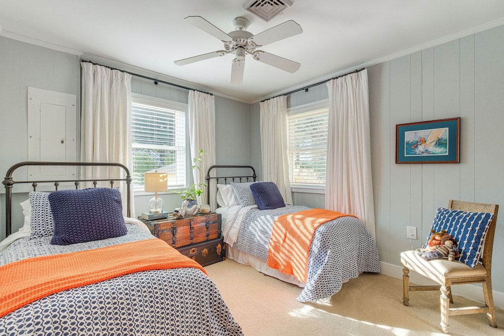 Hot Tub & Dock: Riverfront Cottage in Deltaville