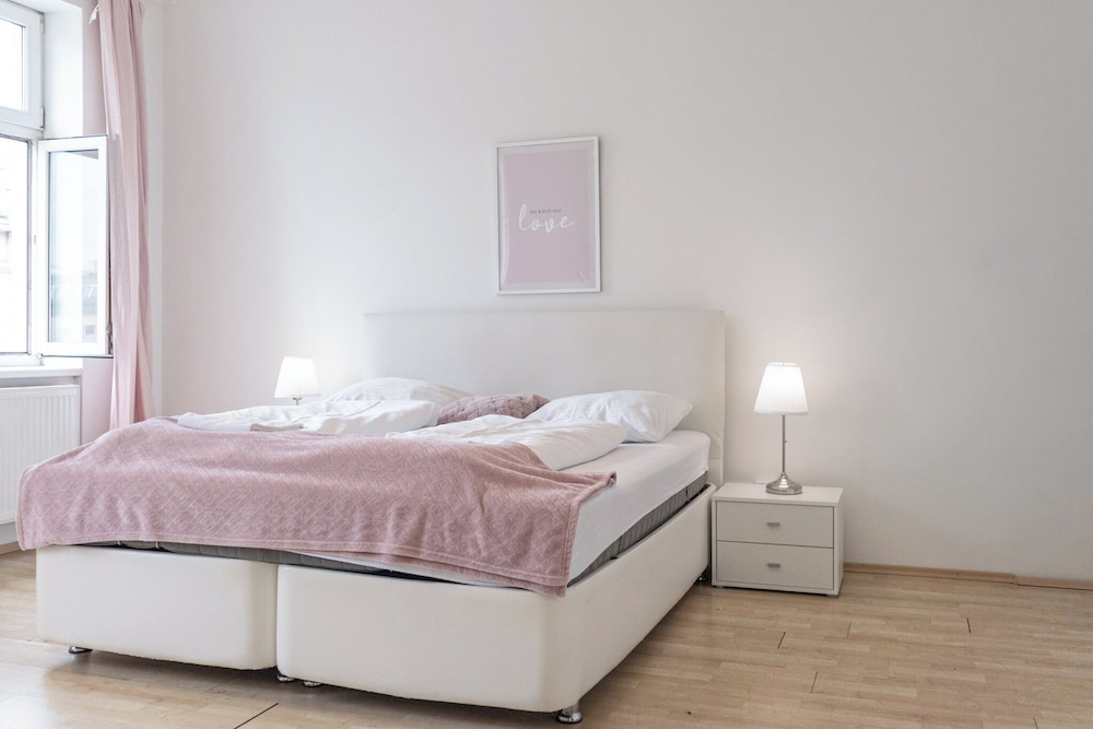 Elegant Room Shared Apt Heart of Vienna