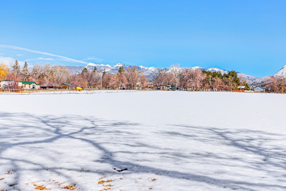 Patio & Mountain Views: Farmhouse in Mancos!