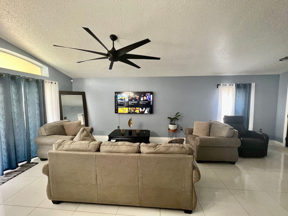 Residential Westbury 4BR Pool Home Near Disney Parks