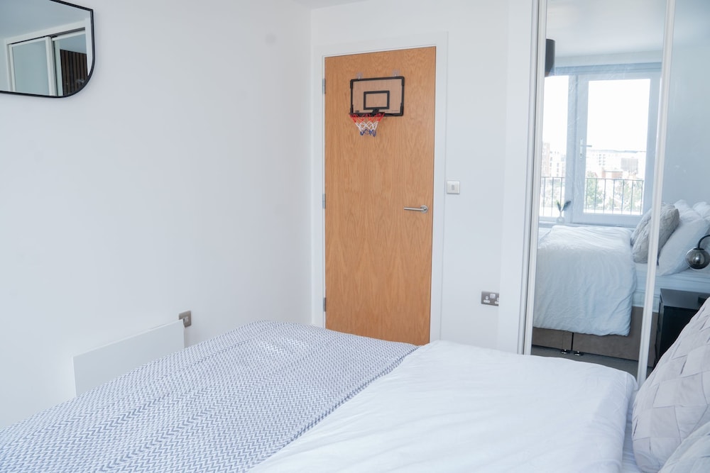 Salford City Heaven - Modern 2 Bedroom Apartment view 3