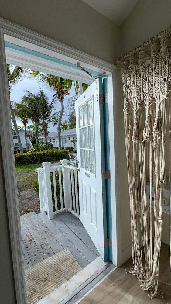 13 Queen Size Bedroom Near the Beach Pet Friendly