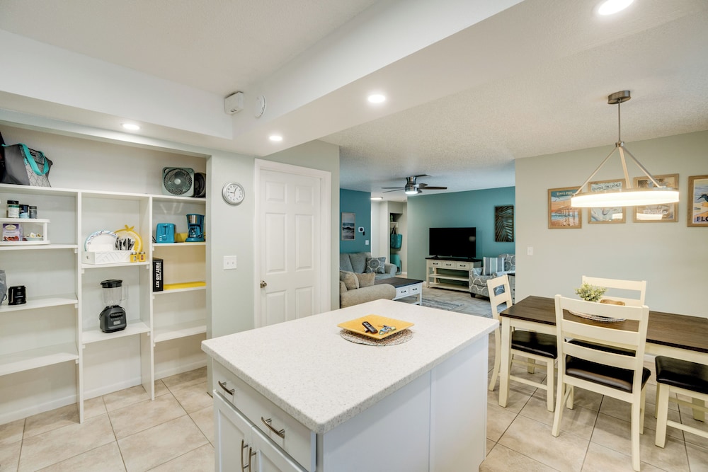 3 Mi to Manasota Key: Stylish Single-story Home!