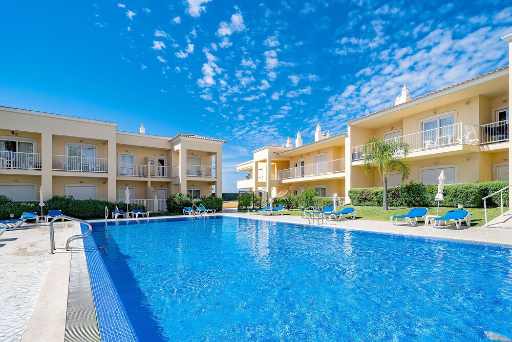 Albufeira Palm Tree With Pool by Homing