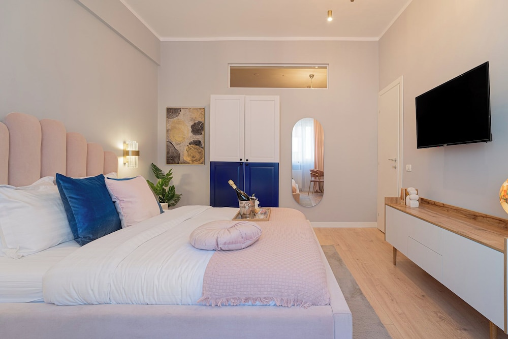 Designer 2-Bedroom Flat with Balcony & Full Amenities Steps from Piata Universitatii