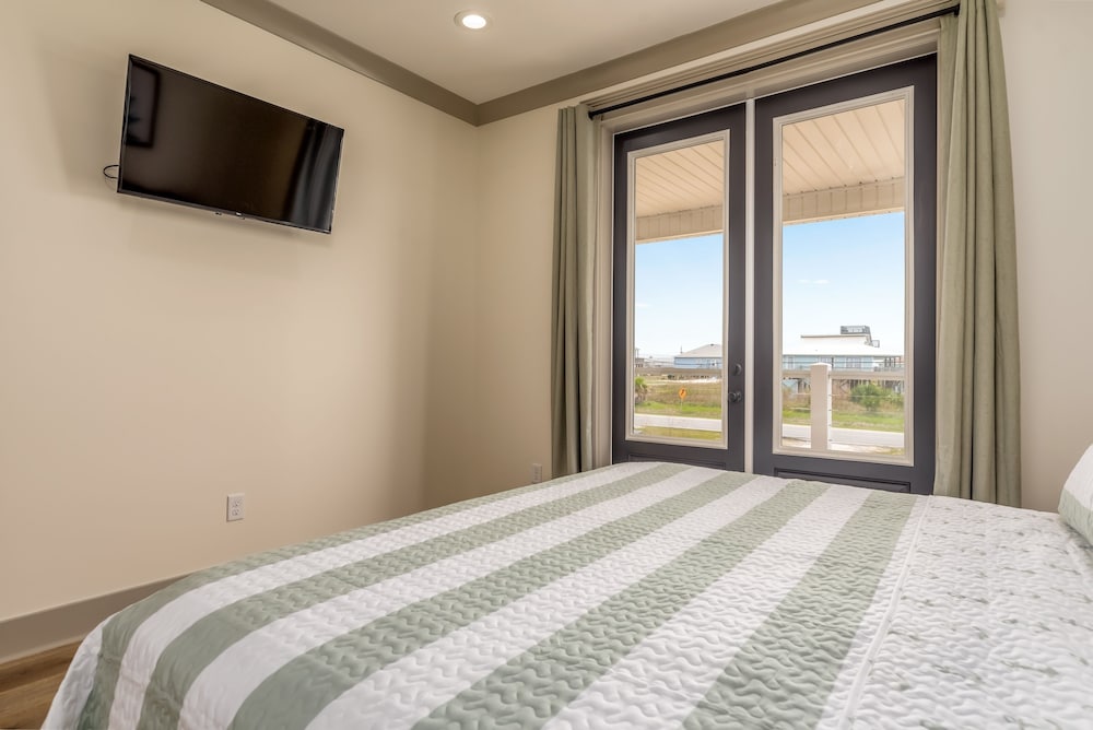 Sandy Clam Iii - 2020 Bienville 6 Bedroom Home by RedAwning view 5