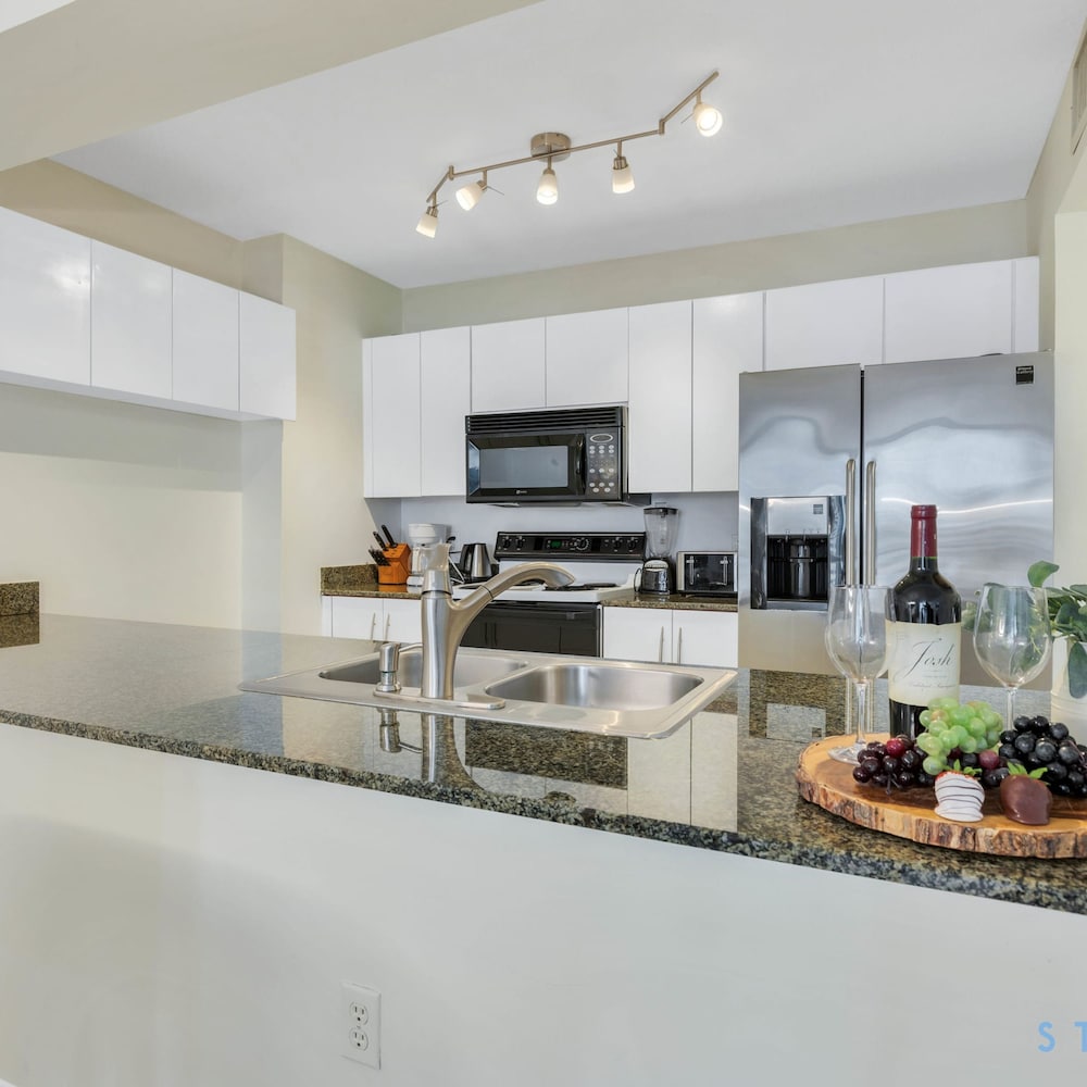 Modern 1-br Condo in Upscale Brickell Locale
