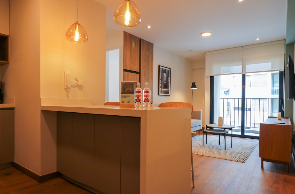 w Group-friendly 3BR w Balcony in Miraflores
