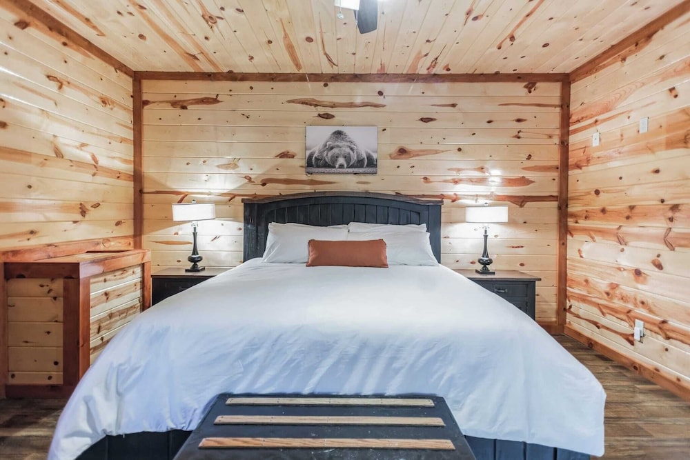 Laurel Point by Avantstay Sleeps 18! Indoor Pool, Hot Tub, Theater, Game Room