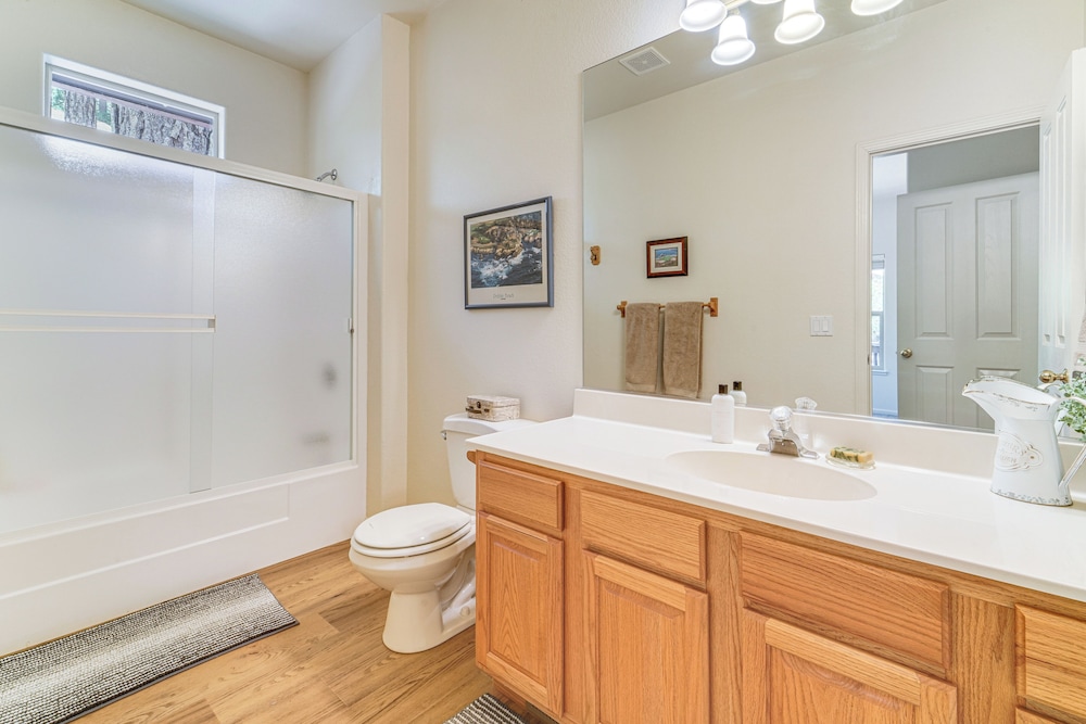 Golf & Mountain Views - Retreat in Clio