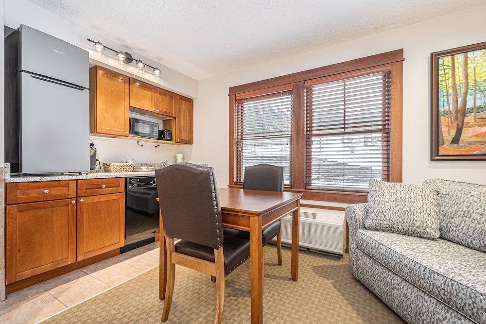 Suites at Silver Tree A124 view 4