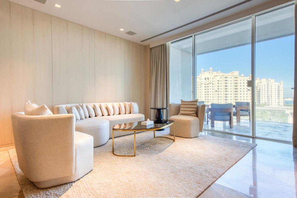 Vibrant Getaway in a Classy Five Palm Jumeirah Apt