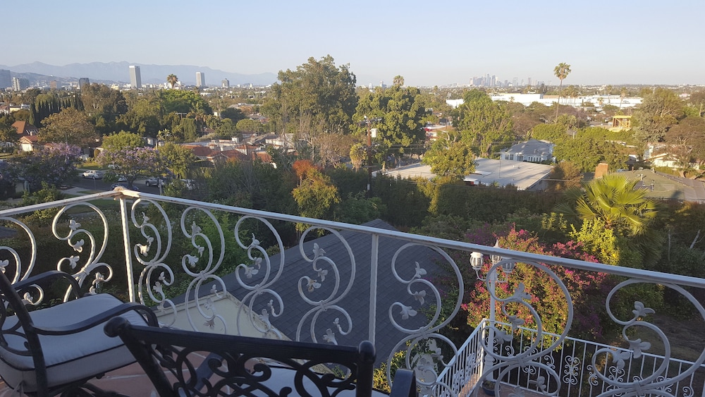 Great 2 Floor house in Beverly-wood