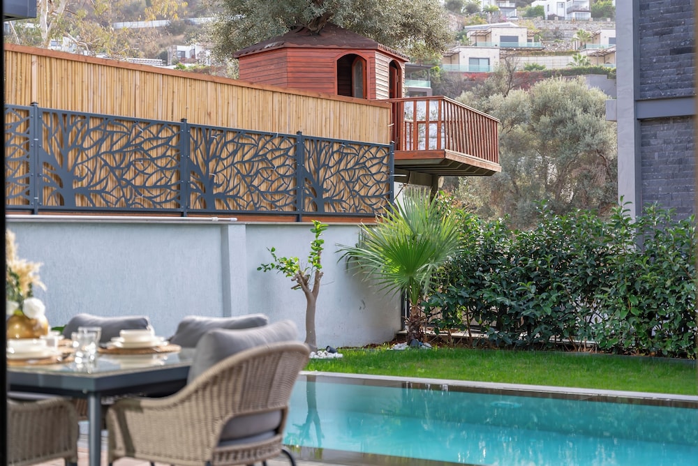 Luxurious Villa Retreat With Private Swimming Pool