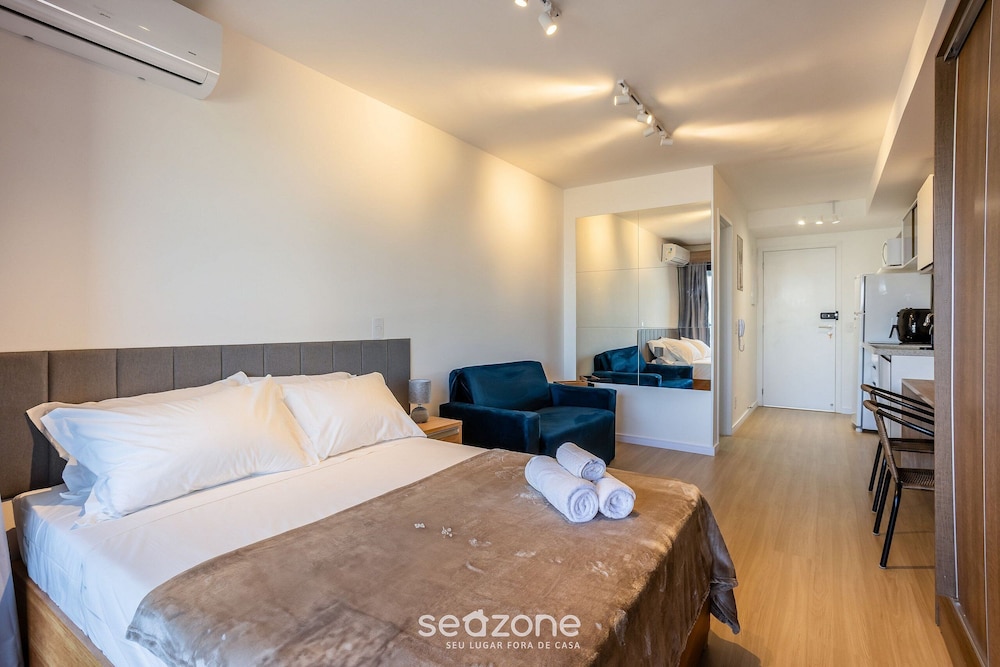 Apt w/ Balcony, Minutes From the Subway Ctb2405