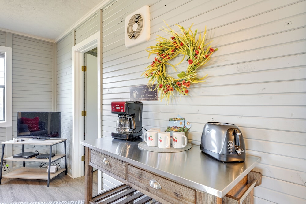 Lake Views & On-site Hiking: Cape Fair Cottage