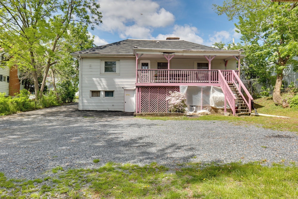 9 Mi to Hersheypark: Spacious Home w/ Deck