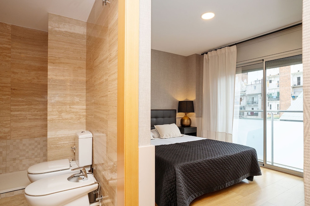 Modern Apartment Near Pl Espa a