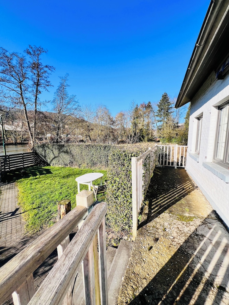 Maison proche rivière avec jardin