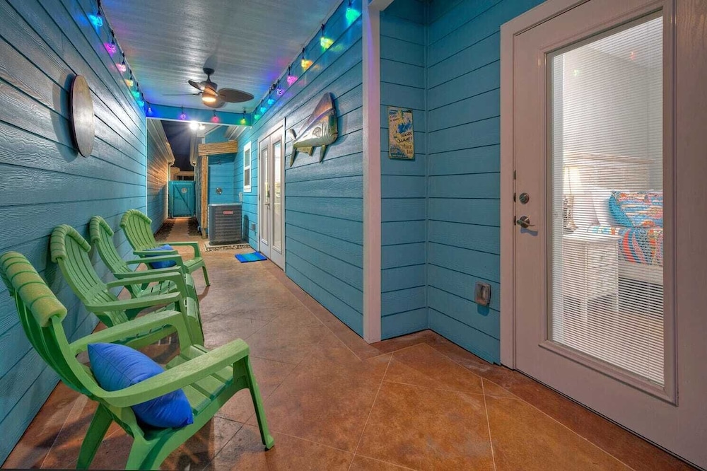 Sleeps 18 2 Beach Homes w/ 2 Pools, Playground, Covered Patios Pirates Bay
