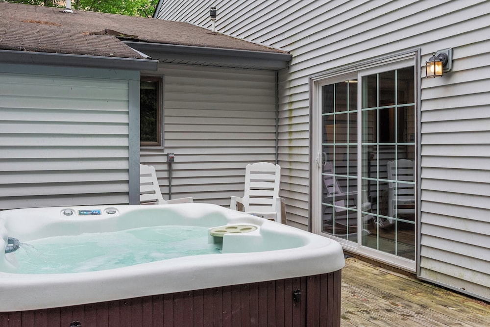 Harmony Ridge by Avantstay Fireplace, Large Deck & Forest Views view 3