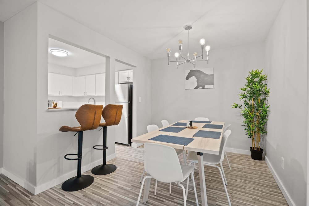Family Friendly 2BR 2BA in the City