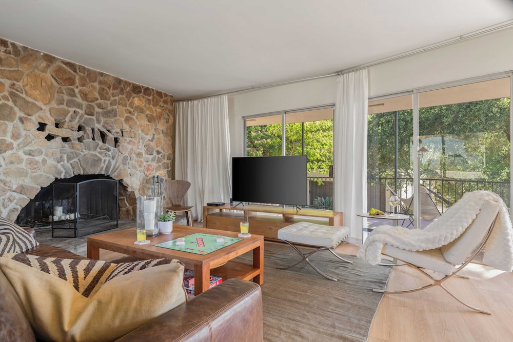 Malibu Hills Home w/ Balcony & Mountain Views Cielo Curve by Avantstay
