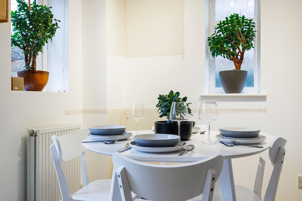 Stylish 3-bed Home in East London Free Parking