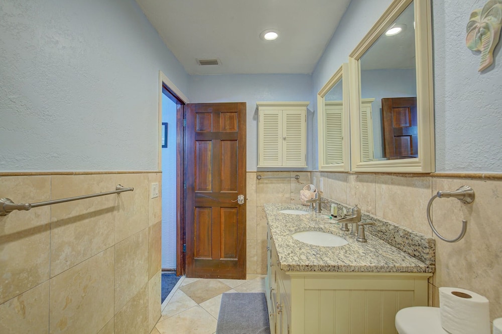Spacious 4 3 Retreat- Heated Pool-playroom